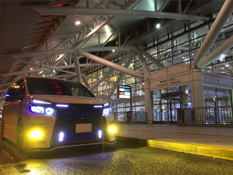 ヴォクシーの福岡国際空港・クリスマスイルミネーション・ぼっち撮影会に関するカスタム事例の投稿画像1枚目