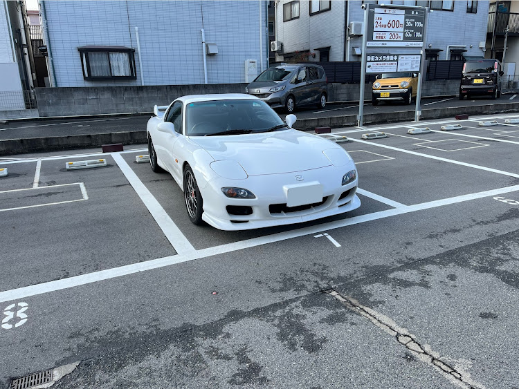 RX-7の駐車枠ぴったり選手権・駐車場・さむい・冬の空に関するカスタム事例の投稿画像1枚目