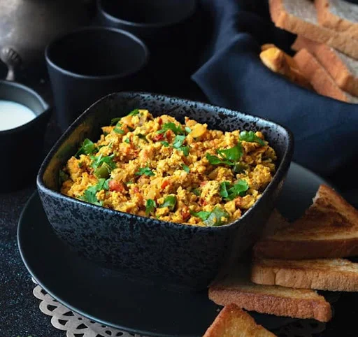 Masala Egg Bhurji (With 2 Slices Of Garlic Bread And Potato Wedges)