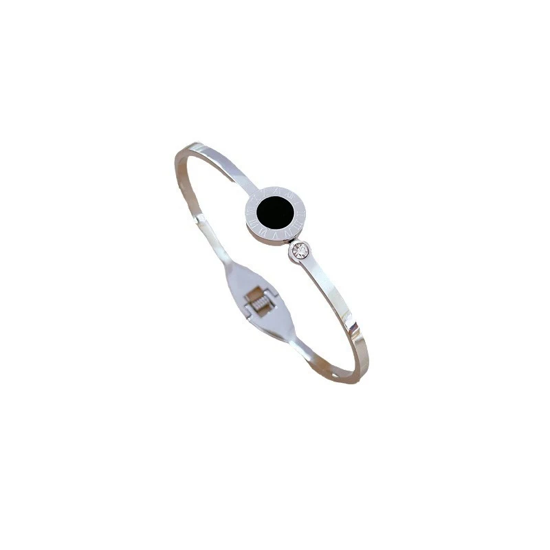 Romeinse Titanium Stalen Armband Retro Fashion. Stijlvolle herenarmband, duurzaam en met een vintage design, ideaal voor een gedurfde look.