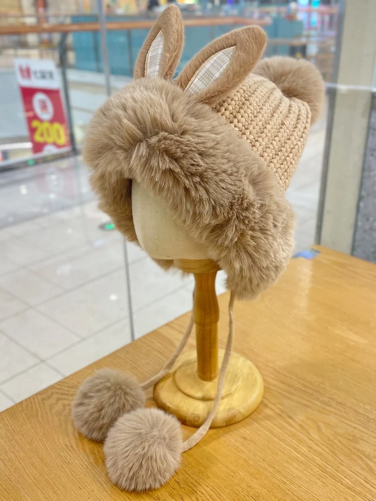 Title 5, Cappello lavorato a maglia con orecchie da coni...