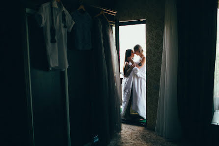 Fotógrafo de casamento Oksana Zakharchuk (youllow). Foto de 14 de abril 2016