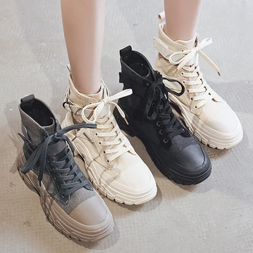 Bottines Martin courtes à lacets et bout rond avec plateforme, pour un look tendance et confortable, idéales pour toutes vos tenues quotidiennes.