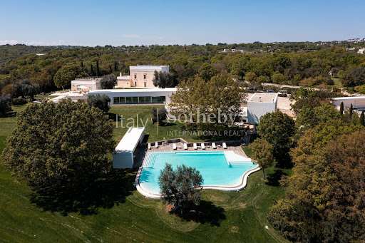 Villa with pool 2