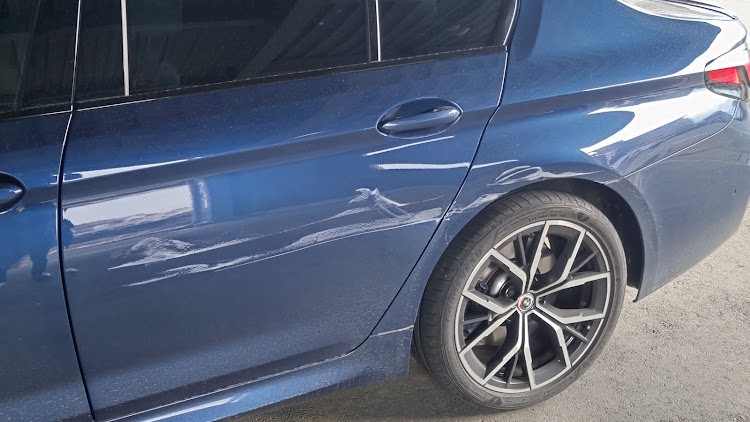 5シリーズ セダンの当て逃げ・bmw5シリーズ・bmw・G30 530eに関するカスタム事例の投稿画像1枚目