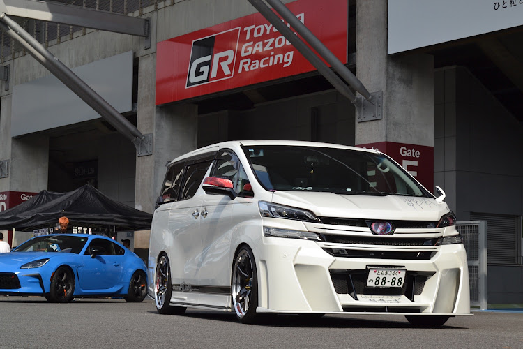 ヴェルファイアのKuhl Racing・Team kuhl‘s・素人塗装・カスタムペイントに関するカスタム事例の投稿画像1枚目