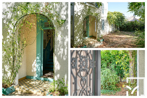 Entrance with green arch and blue staircase - Prestige property for sale in Bougival, 5 rooms, 3 bedrooms