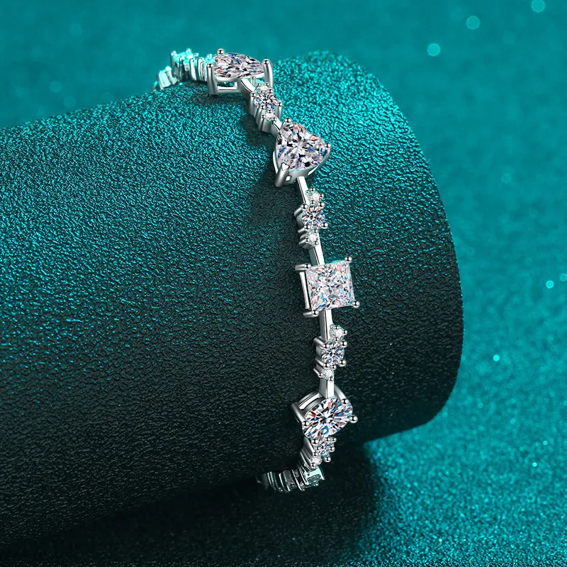 Damen-Armband aus Sterlingsilber mit Moissanit-Besatz in formschönem Design. Perfekt für stilvolle Akzente im Alltag.