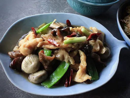 Oyster Braised Chicken With Mushroom And Snow Peas