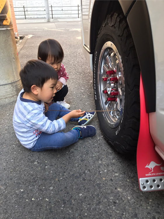 ハイエースワゴンの子供の行動・謎です笑・ちびっこ整備士に関するカスタム事例の投稿画像1枚目