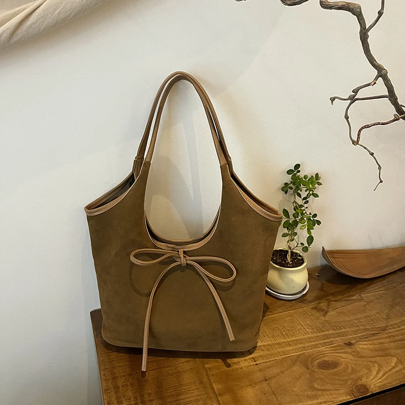 Francuska retro torba za rame velikog kapaciteta sa matiranom završnicom. Elegantna i praktična, idealna za svakodnevnu upotrebu.