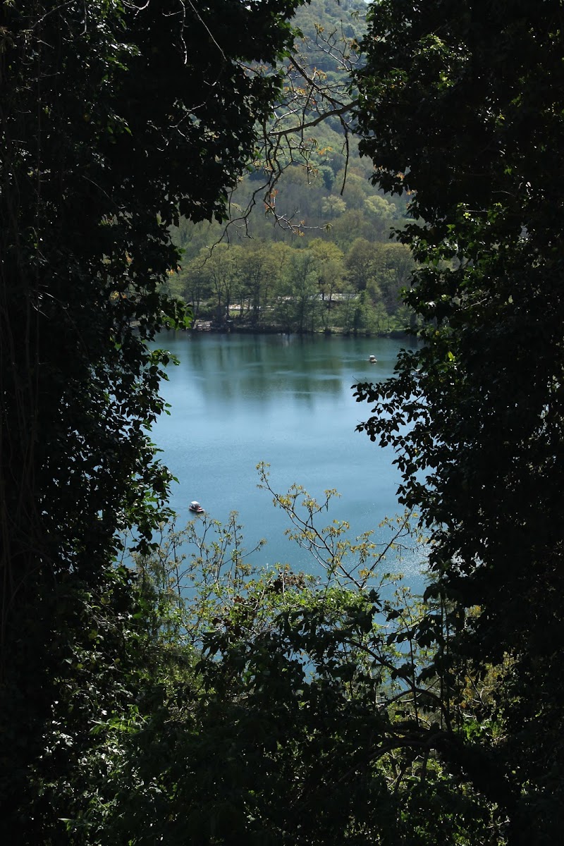 The lake beyond. di Xelart