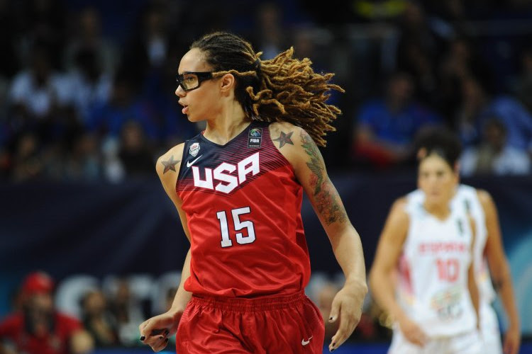 Brittney Griner vrij na gevangenenruil