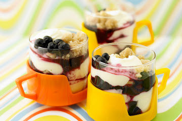 Lime and blueberry crumble creams