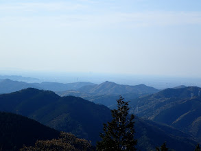 中央に祐向山、奥に岐阜と名古屋のビル群