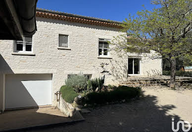 Maison avec piscine et terrasse 17