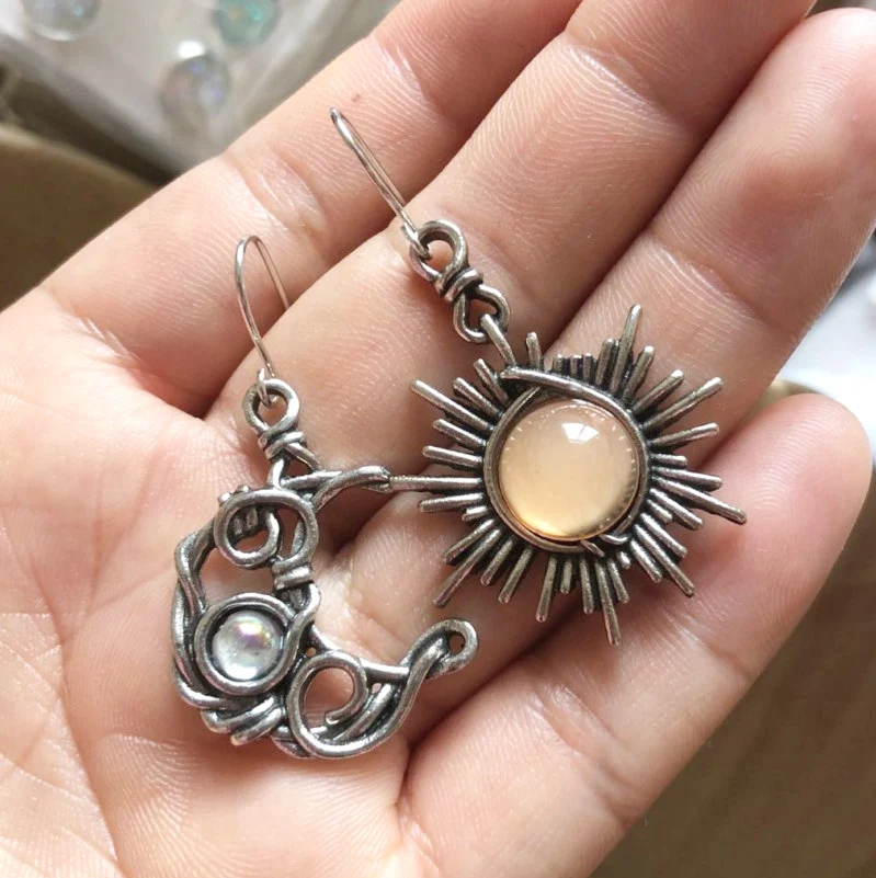 Boucles d'oreilles Rétro Soleil Lune en pierre de lune. Asymétriques soleil et lune, un bijou boho mystique pour un style unique.