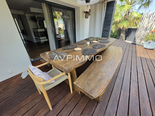 rustic wooden table, wooden terrace, furnished exterior - Prestige villa for sale in Le Beausset, 6 rooms, 3 bedrooms