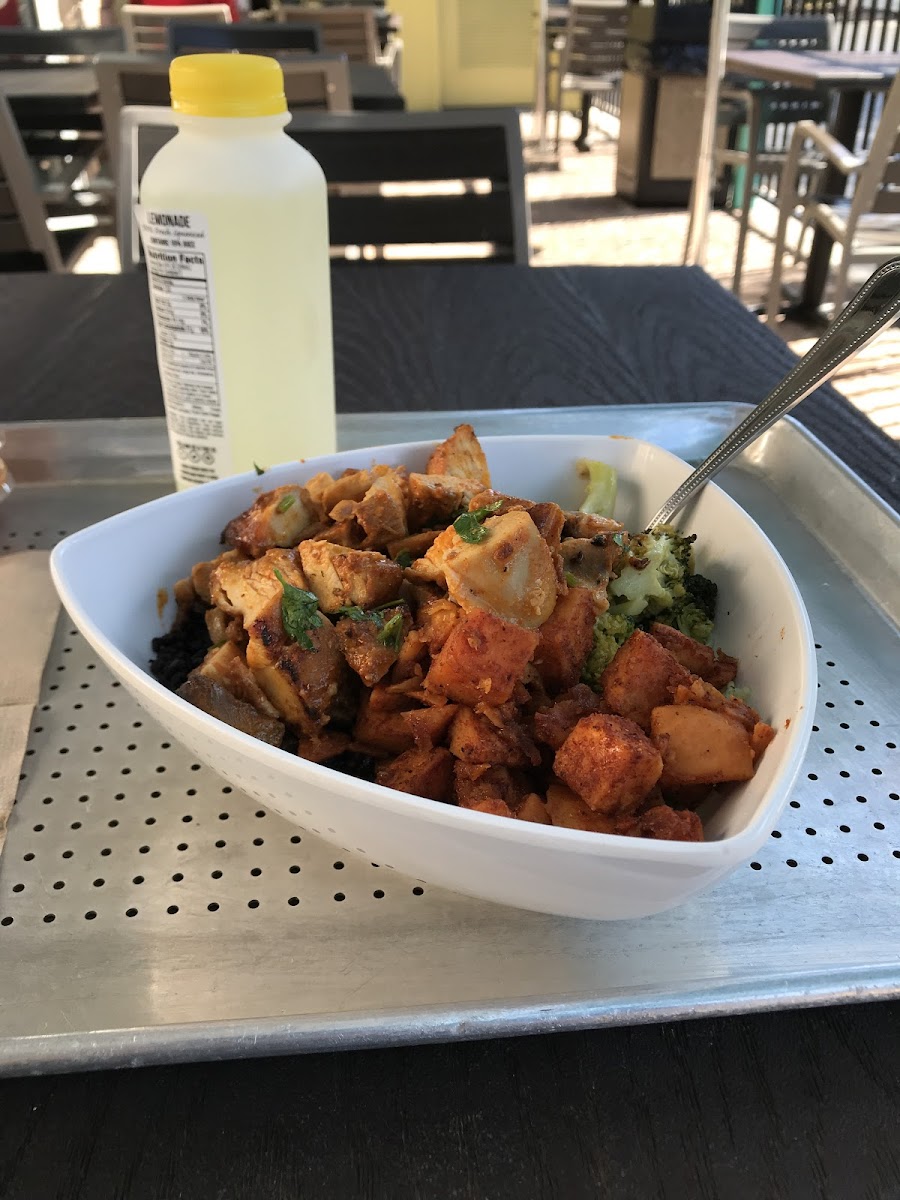 Cilantro noodles, black rice, lemon chicken, broccoli, spicy sauce.  Yummy!