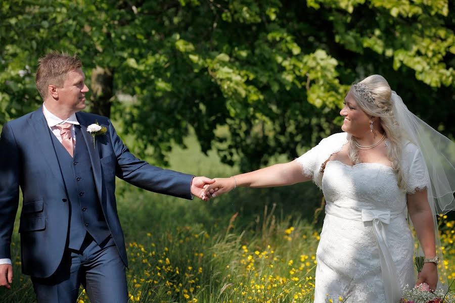 Wedding photographer Lesley Thomas (lesleythomasph). Photo of 2 July 2019