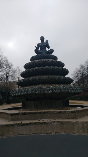 Indischer Brunnen im Rosengarten