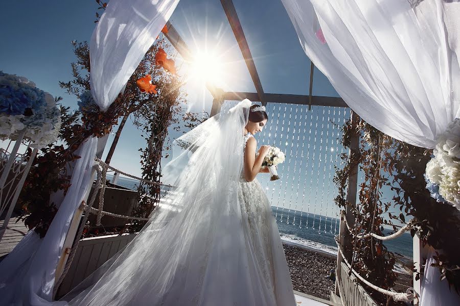 Fotógrafo de casamento Denis Vyalov (vyalovdenis). Foto de 5 de março 2018