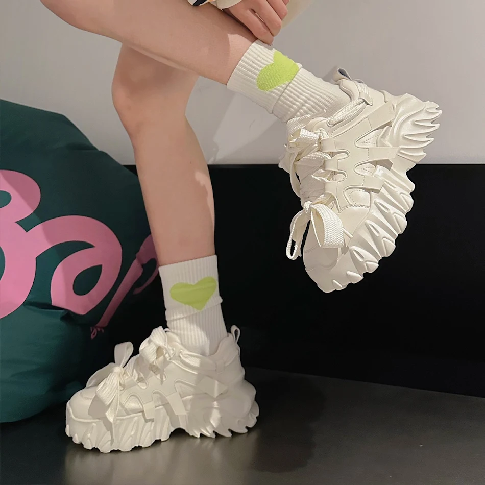 Sneakers décontractées à plateforme pour femmes, augmentant la taille, s'accordant avec tout, parfaites pour un style quotidien élégant et confortable.