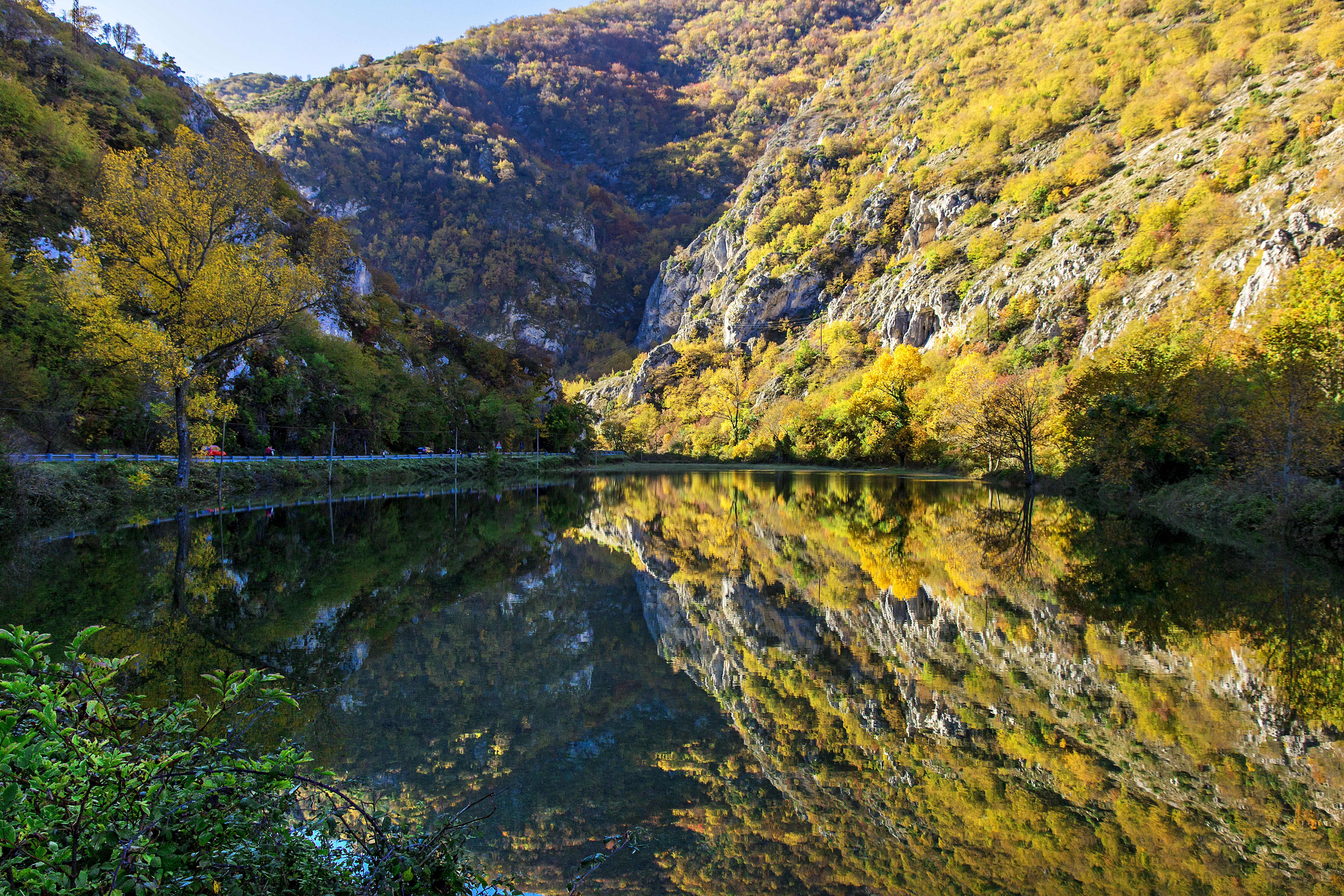 I colori dell'autunno si riflettono sulle acque del fiume Sagittario di Alessandro Mangione