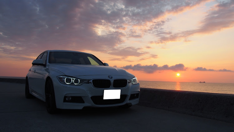3シリーズ セダンのbmw・F30・320i Mスポーツ・日の出・海に関するカスタム事例の投稿画像1枚目