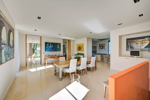 Maison avec piscine et jardin 5
