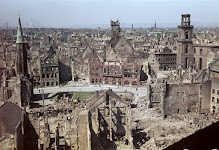 uitgebrande en verpulverde huizen in centrum Frankfurt na bombardement