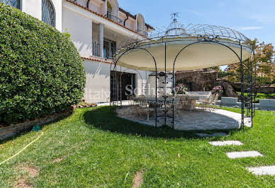 Villa with pool and garden 2