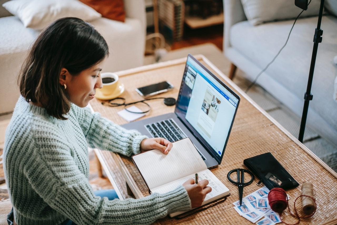 A person working on the computer

Description automatically generated with medium confidence