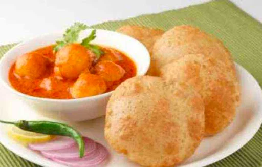 Puris And Aloo Ki Sabzi Combo