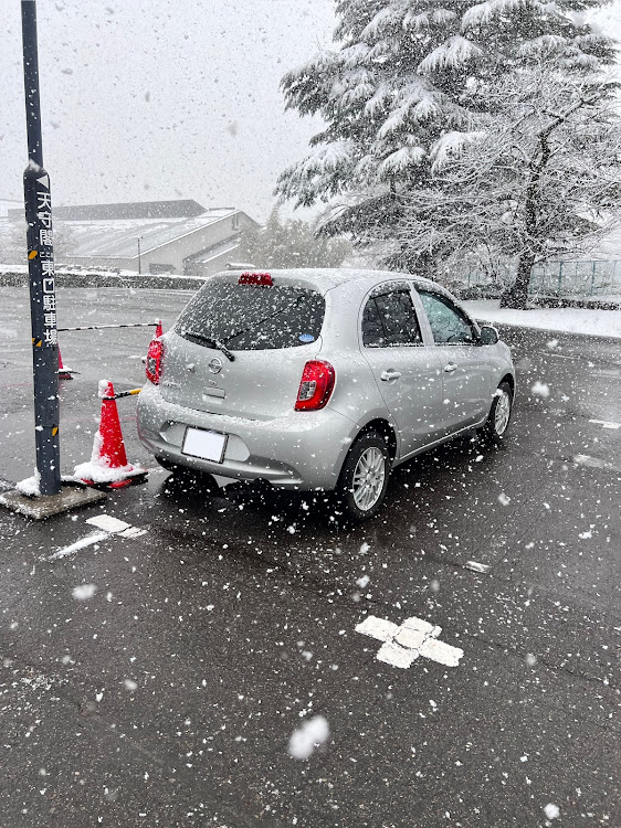 マーチのiPhoneクオリティ・雪でナンバー隠しに関するカスタム事例の投稿画像1枚目
