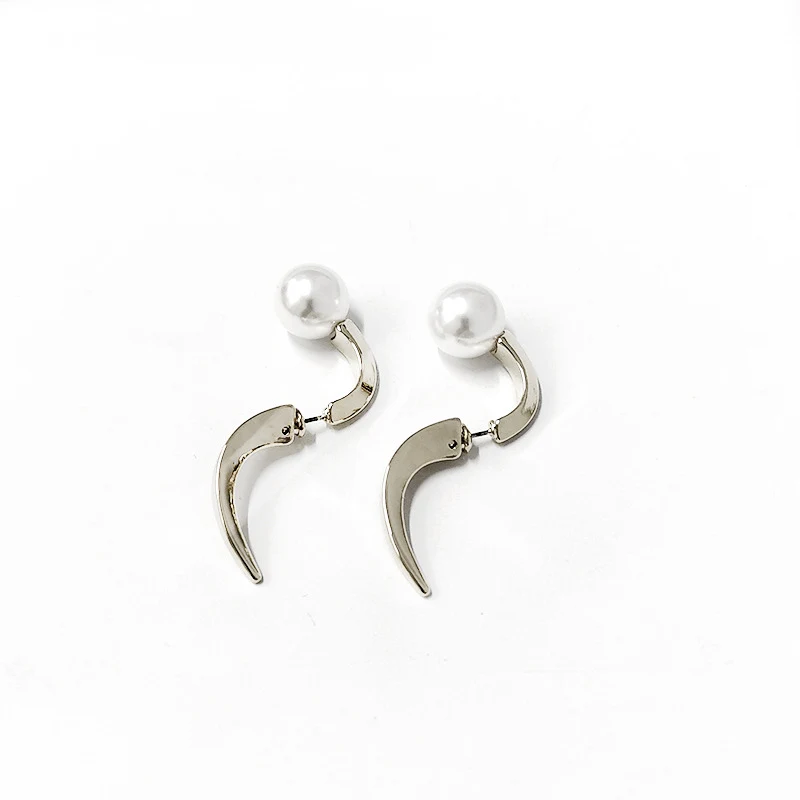 Multi-Trage-Ohrringe mit Perlen und Metall. Nischen-Design für einen einfachen, temperamentvollen Look. Vielseitig tragbar und stilvoll.
