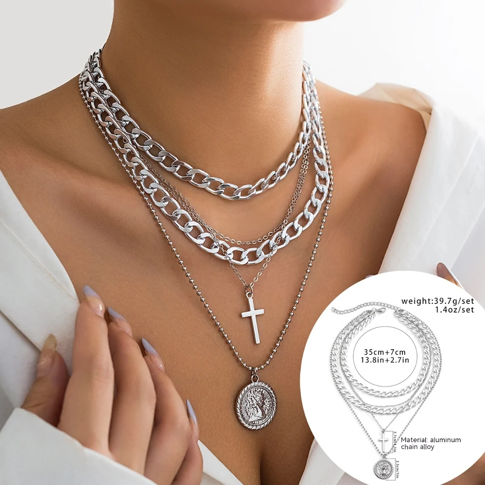 Vintage damesketting met meerlaags metalen vlinderportret, een stijlvol accessoire voor een unieke uitstraling.