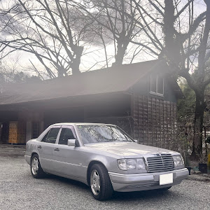 ミディアムクラス セダン W124