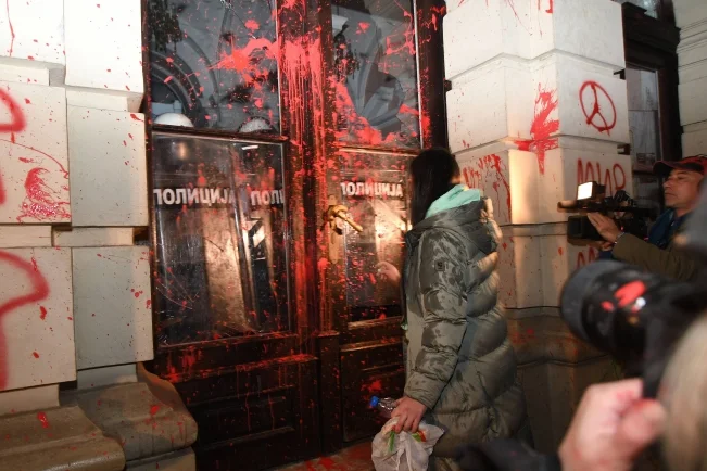 SSP: Huligani i odgovorni za ubistvo 14 ljudi na slobodi a vlast hapsi demonstrante zbog farbe
