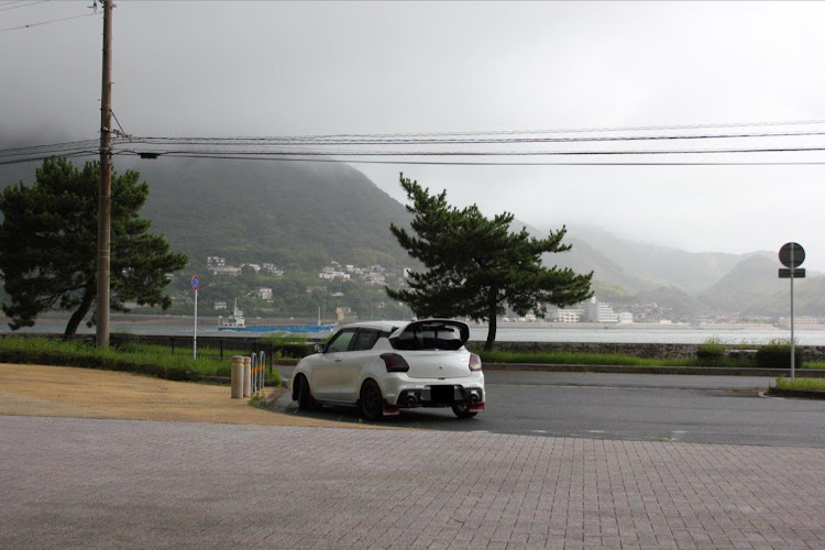 スイフトスポーツの雨の日の1枚・いつもイイネ&コメントありがとうございます🙇‍♂️に関するカスタム事例の投稿画像2枚目