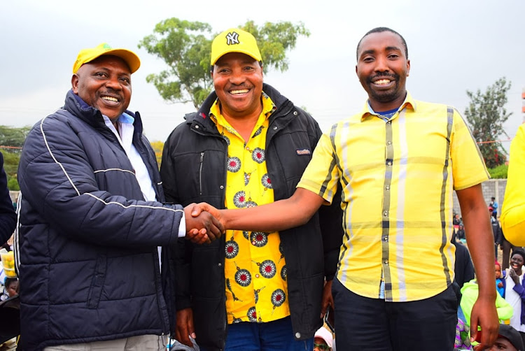 Maina Waruinge sealing the deal with the UDA MP candidate Francis Mureithi on Tuesday, August 2,2022, after he dropped his bid.