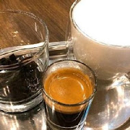 黑浮咖啡 Reve Cafe(高雄高美店)