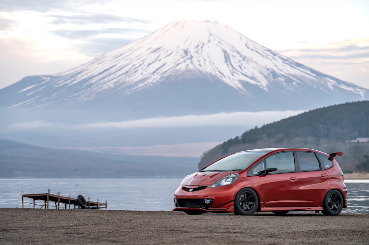 フィットの山と愛車・富士山・山中湖・フィットRS・te37に関するカスタム事例の投稿画像1枚目