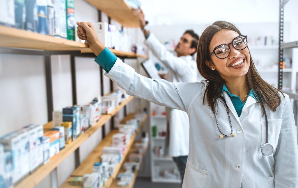 Farmacêutica feliz por bater as metas