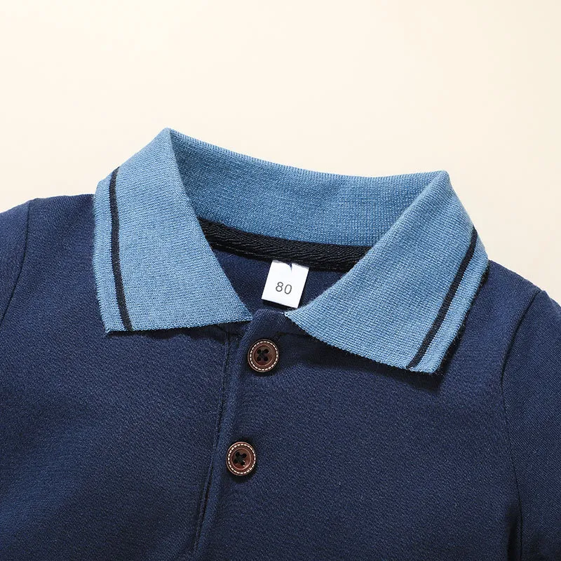 Gestreept eendelig rompertje voor baby's en peuters in boxerstijl. Comfortabel en modieus. Ideaal voor dagelijks gebruik en spelen.
