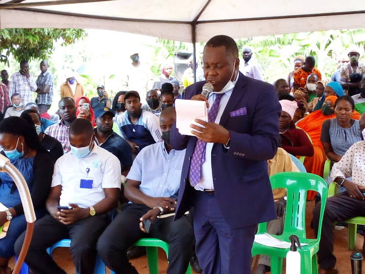 Christopher Bwanika,Buganda kingdom Attorney General addressing locals who attended the meeting.