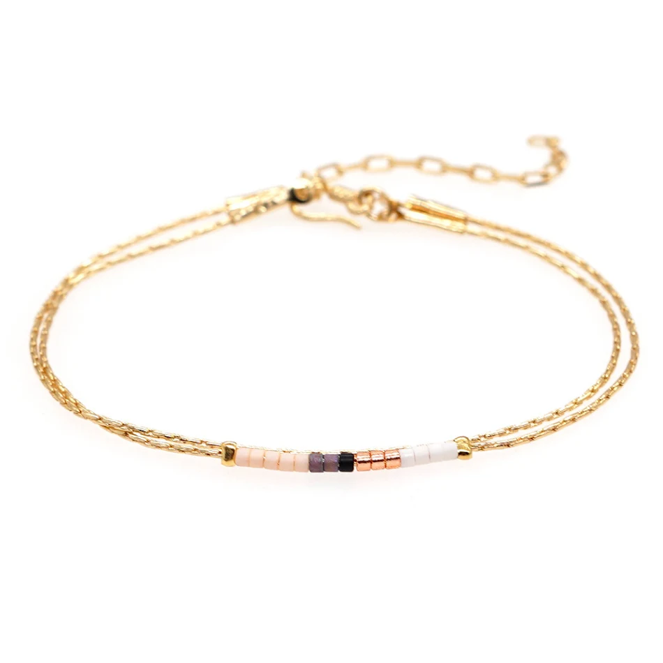 Damesmode armband met gouden draad, dubbellaags en kralen. Een stijlvol accessoire, perfect voor dagelijks gebruik of speciale gelegenheden.