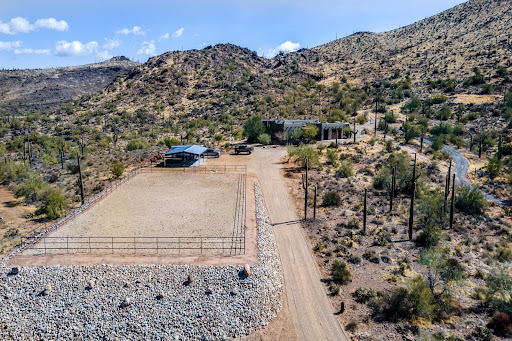 Equestrian arena, barn, house, desert landscape - Luxury property for sale in Cave Creek, 3 bedrooms