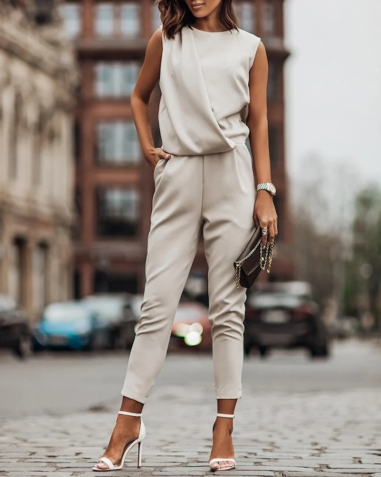 Effen kleur jumpsuit met één schouder en pile kraag. Stijlvol en comfortabel. Ideaal voor speciale gelegenheden of een chique uitstraling.