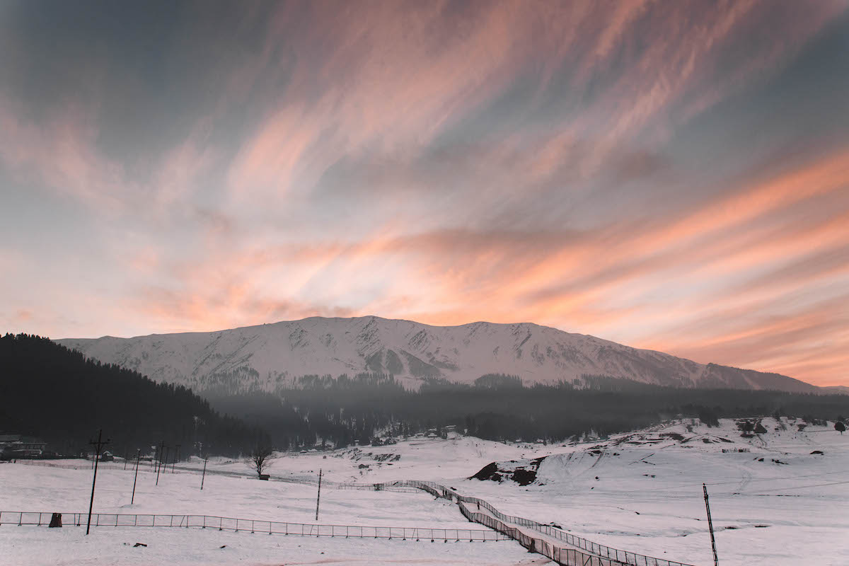 Gulmarg is one of the most beautiful places in India.  Discover the best tips, the most beautiful sights and practical information for your trip to Gulmarg.